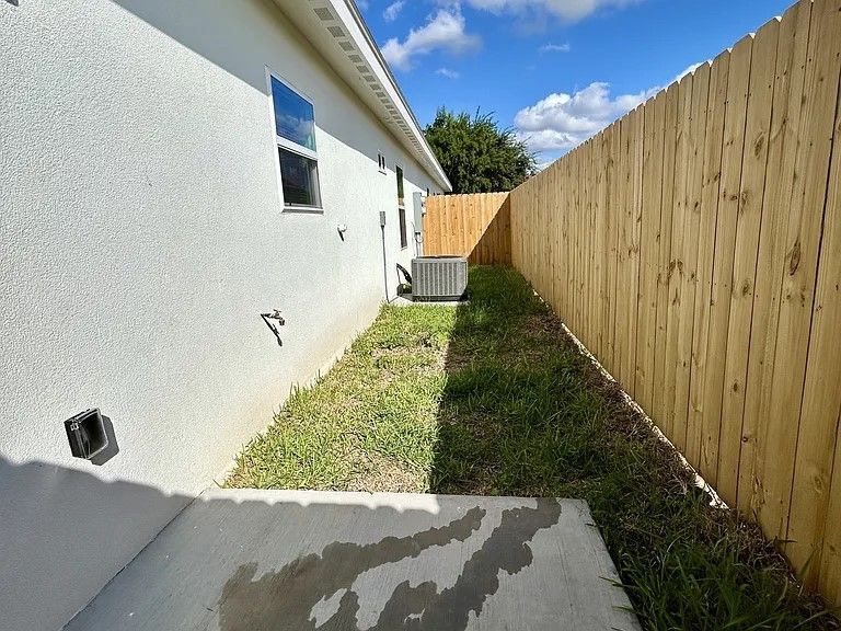 Building Photo - 705 Deanne Dr