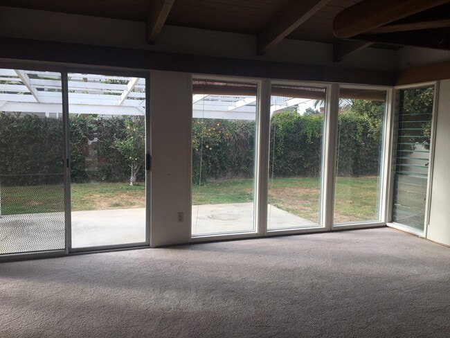 Building Photo - Country Club Area home with 4 bedrooms and...
