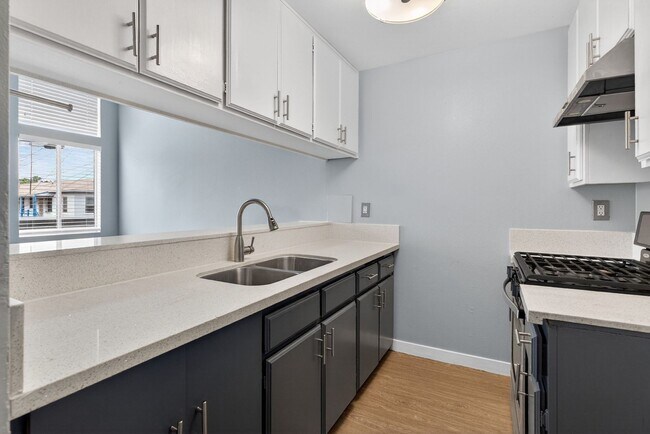 Building Photo - 533 E 11th Street