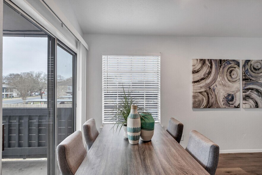 Building Photo - 1735 Rutland Dr