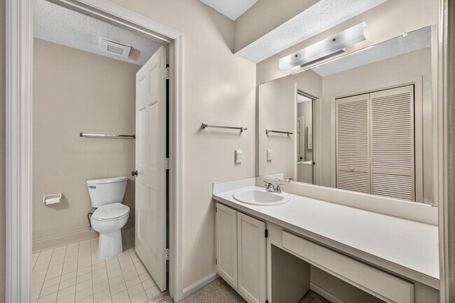 Building Photo - 850 Colony Dr