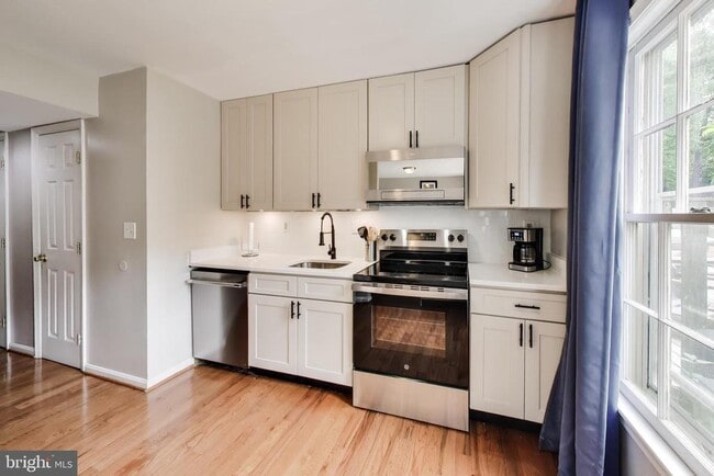 Building Photo - 10075 Maple Leaf Dr