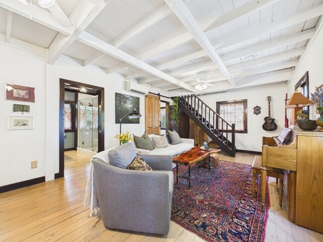 Building Photo - COMING SOON! Charming Cottage in the Center of Town