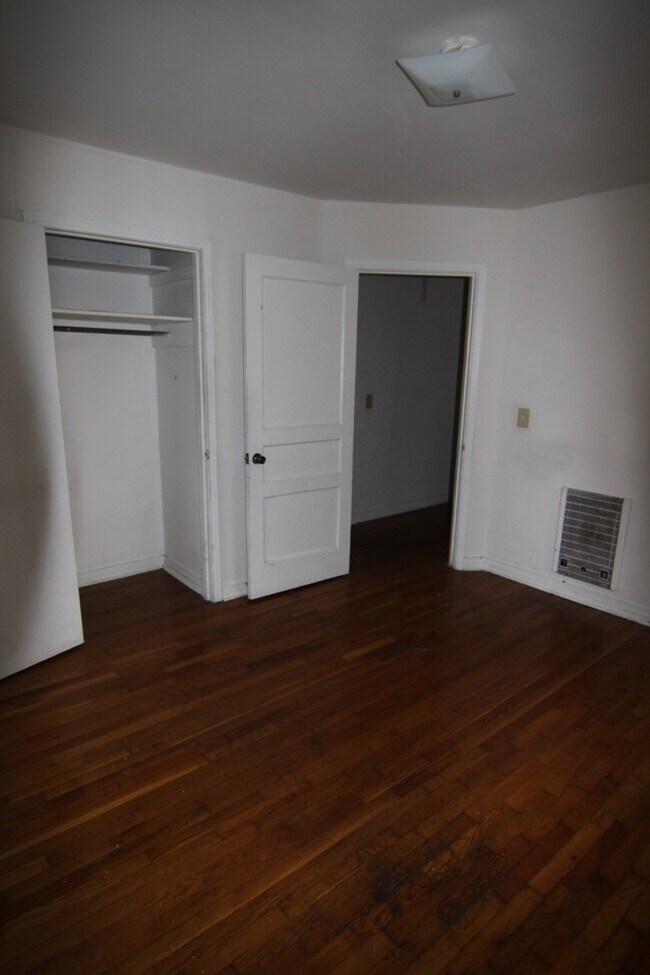 Building Photo - 2 Bedroom Home For Rent Near APSU!