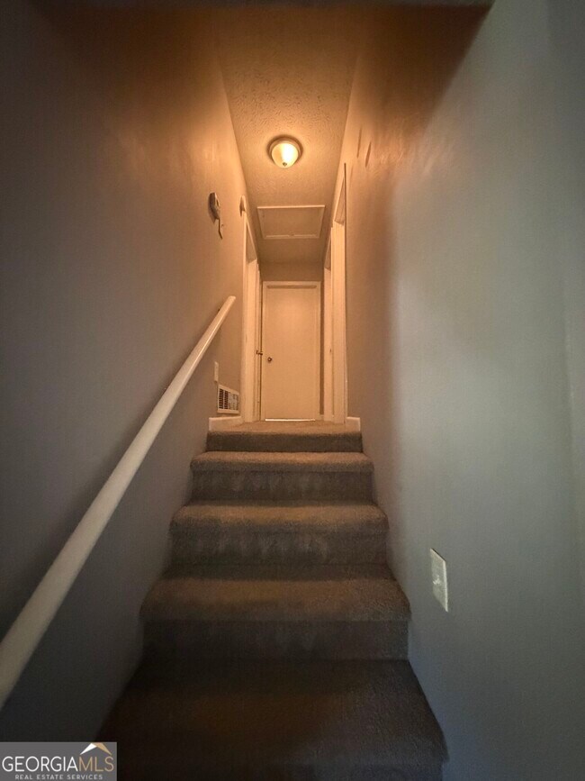 Building Photo - 125 S Meadowcliff Cir
