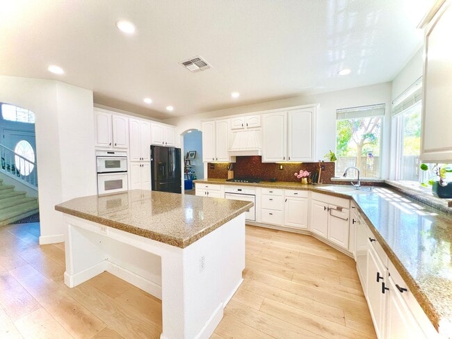 Building Photo - Gorgeous Serrano home in gated community c...