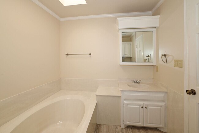 Building Photo - Spacious Canyon Home