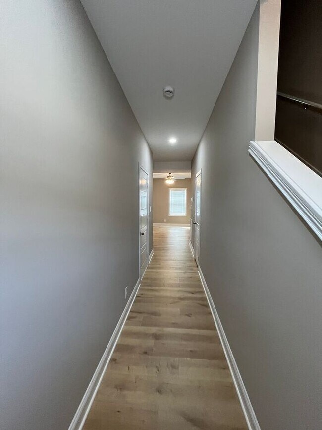 Building Photo - Charming 2-Bedroom Townhome with Modern Co...