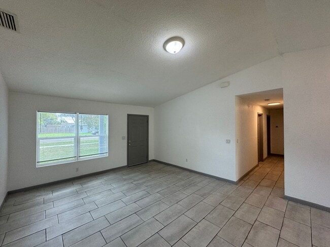 Building Photo - Beautiful 3 Bedroom, 2 Bathroom Home in De...