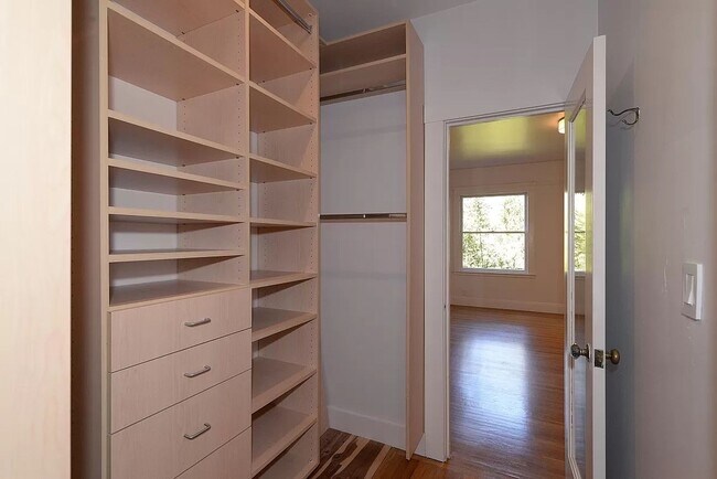 Building Photo - TOP FLOOR 3 BEDROOM FLAT