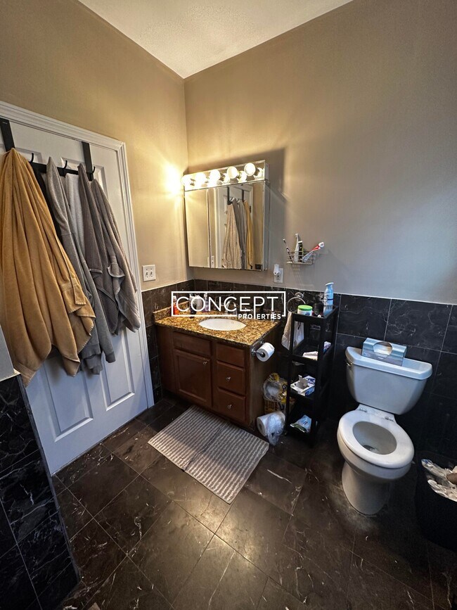 Building Photo - 47 Hillside St