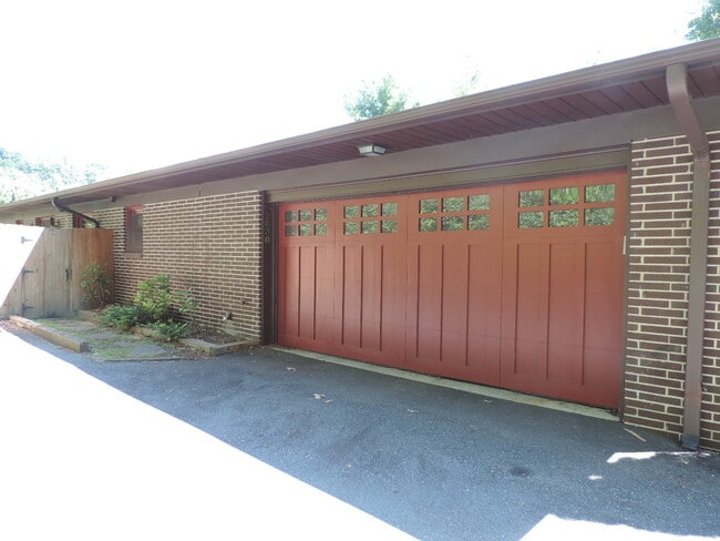 Building Photo - Beautiful Mission-Style Home! Lots of Yard for Play!