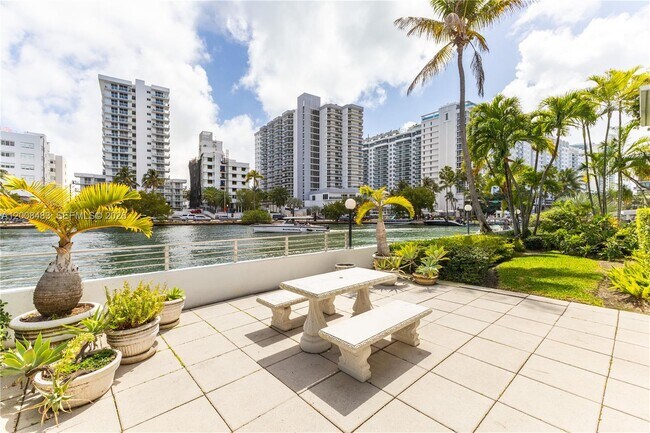 Building Photo - 2445 Lake Pancoast Dr