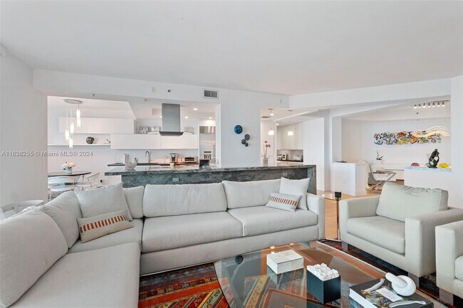 Building Photo - 808 Brickell Key Dr