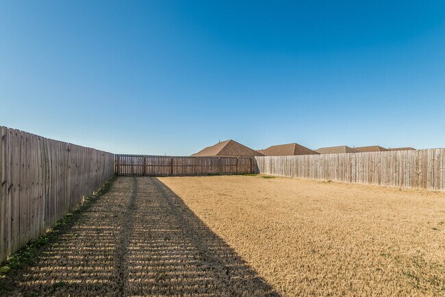 Building Photo - 7879 Ridgedale Dr