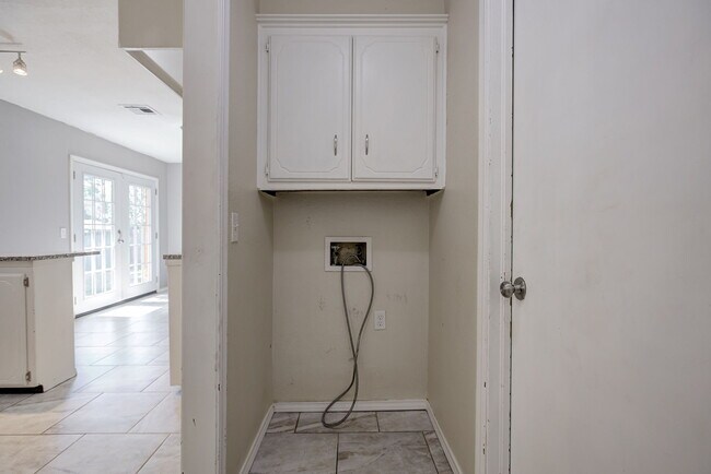 Building Photo - 916 S Patterson Dr