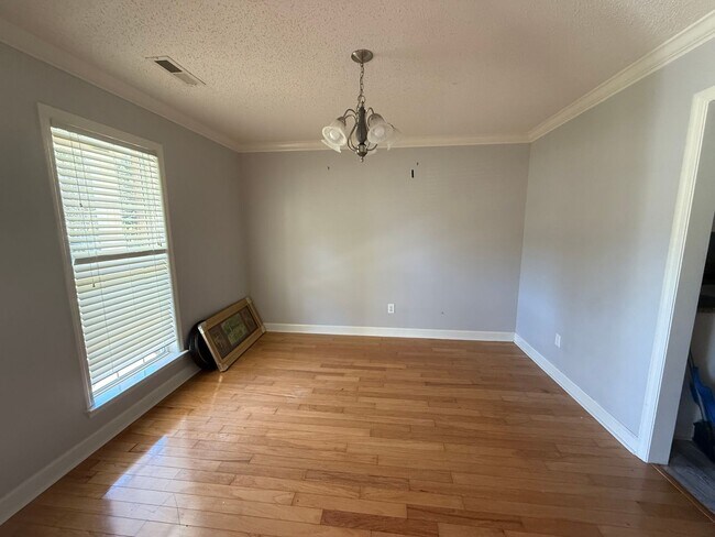 Building Photo - 4/2 Home Available Now!