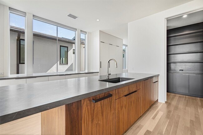 Building Photo - 3619 Springbrook St