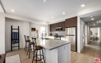 Building Photo - 707 S Berendo St