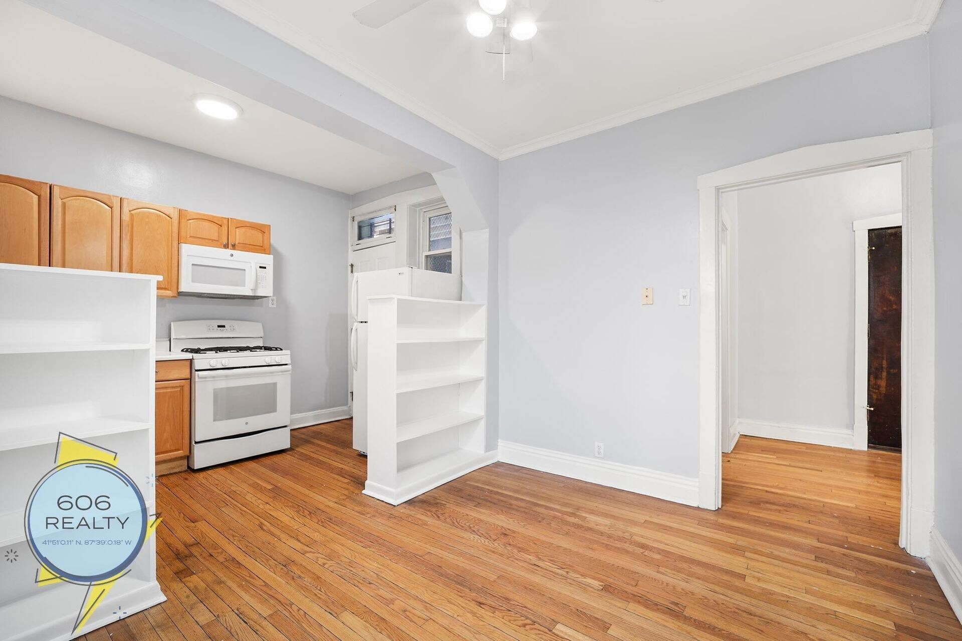 Building Photo - 827 W Wrightwood Ave