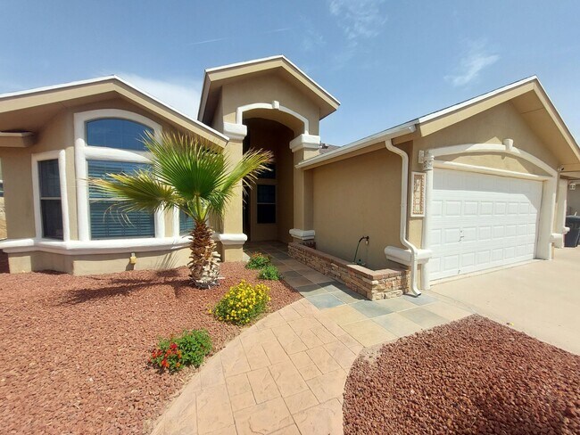 Building Photo - 4 BEDROOM 2 BATHROOM HOME 3 CAR GARAGE HOM...