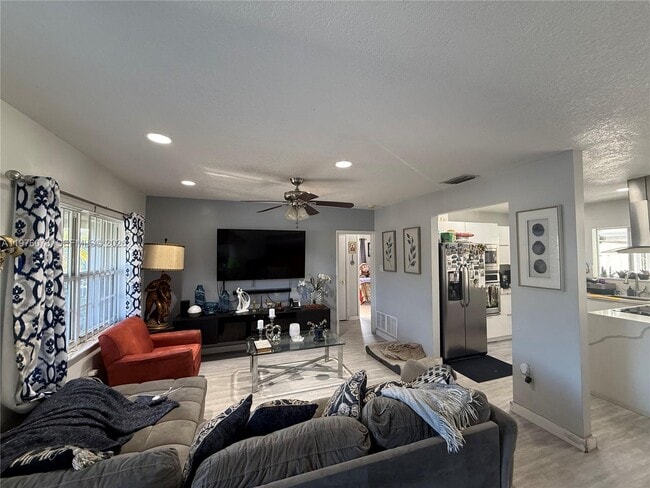 Building Photo - 1350 NE 134th St