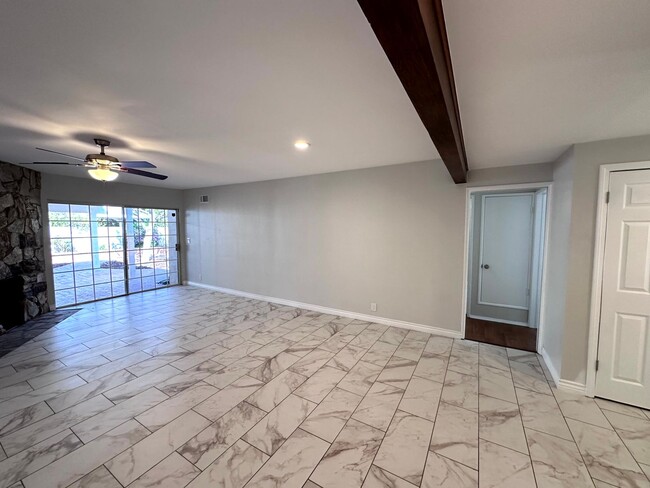 Building Photo - ***MOVE-IN SPECIAL 2 WEEKS FREE RENT***Fan...