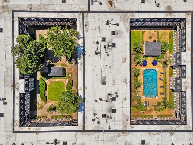 Building Photo - 355 N Post Oak Ln