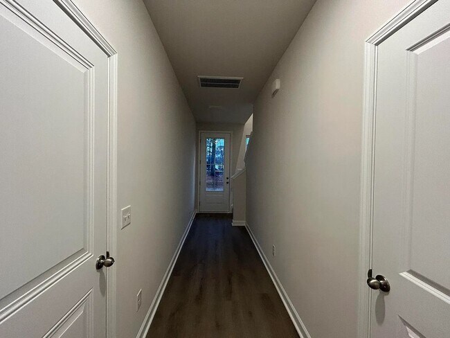 Building Photo - 3 Bedroom 2.5 Bathroom Townhouse in Windward Village - Summerville