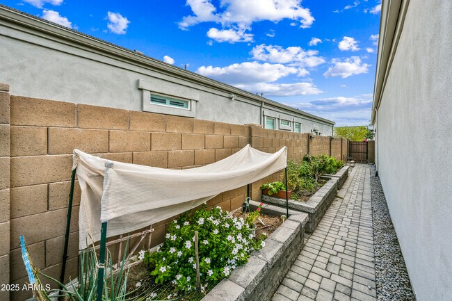 Building Photo - 2320 E Saguaro Park Ln