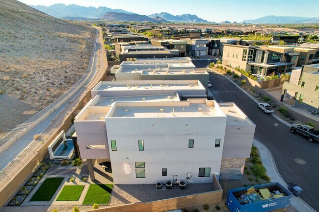 Building Photo - Mesa Ridge Luxury Oasis Feathertop
