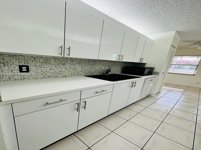 Building Photo - 1351 SW 125th Ave
