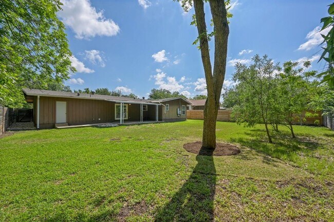 Building Photo - 1607 Glencrest Dr
