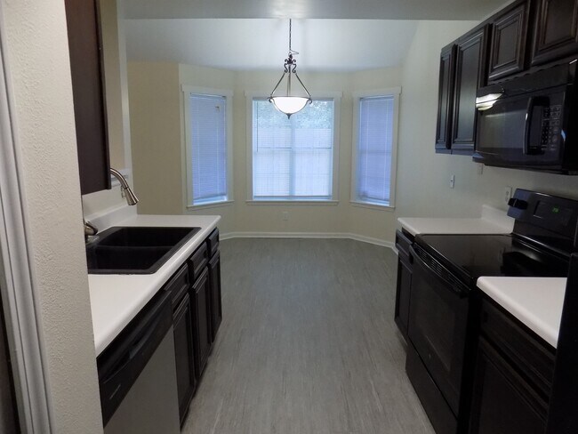 Building Photo - Available end of Julyl!! 4 Bedroom home in...