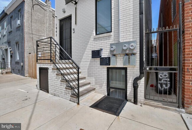 Building Photo - 1843 E Hazzard St
