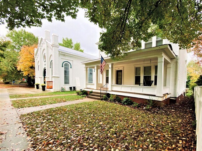 Building Photo - Large Beautiful Historic Home