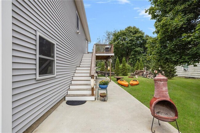Building Photo - 127 Howland Ave