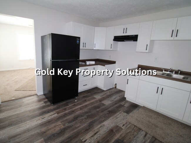 Building Photo - MUNCIE 3 BR 1 BA House with Garage and Covered Porch (SECTION 8 APPROVED)