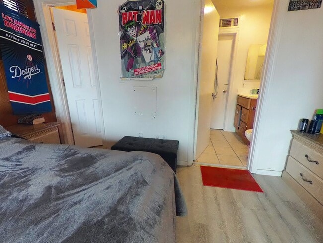 Building Photo - 5 bed 3 bath w/ POOL and Large rooms