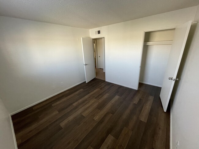 Building Photo - 1520 W 5th St