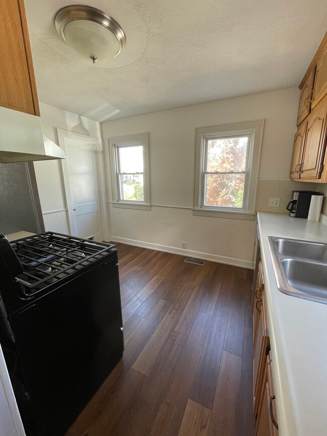 Building Photo - 2524 Oakwood Ave