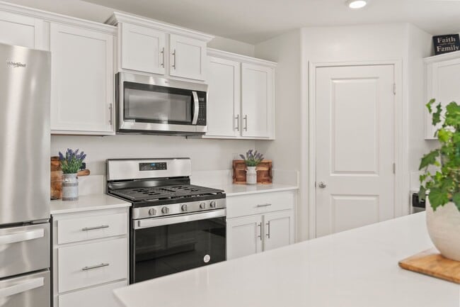 Building Photo - Multi-Generational Home!