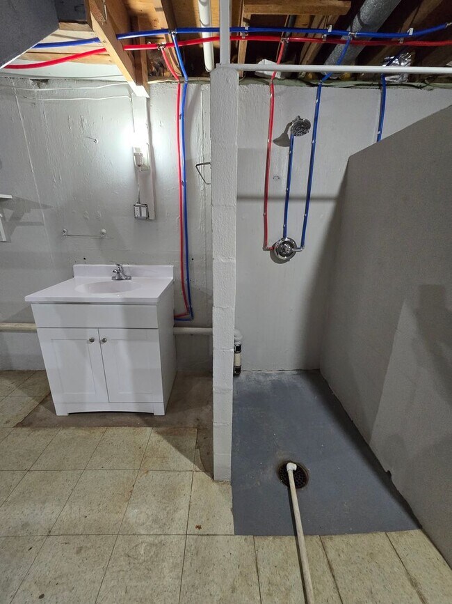 Building Photo - 3-4 bedroom ranch with attached garage, fe...