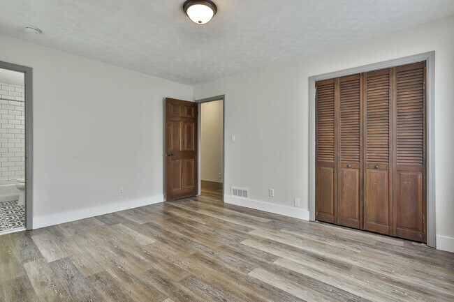 Building Photo - 5011 Pineview Terrace