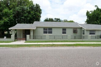 Building Photo - 3 bedroom 2 bath, corner lot