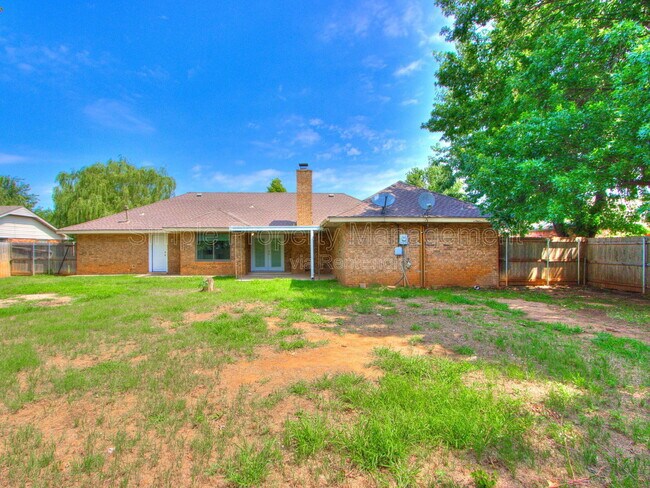 Building Photo - 704 Pepperdine Ave