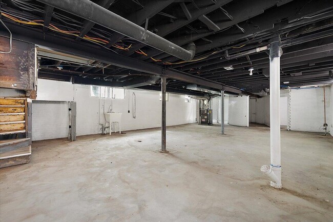 Building Photo - 2477 Hazelwood St