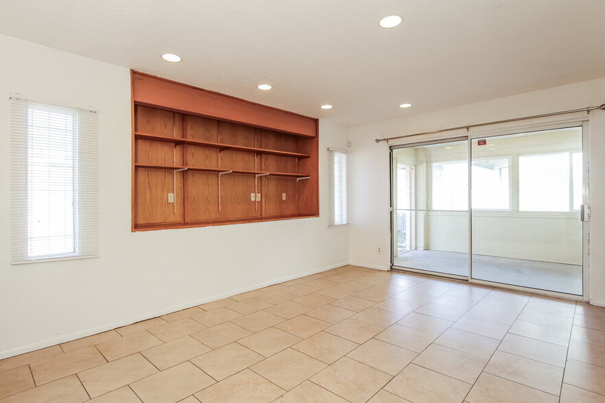 Building Photo - 5220 W Christy Dr