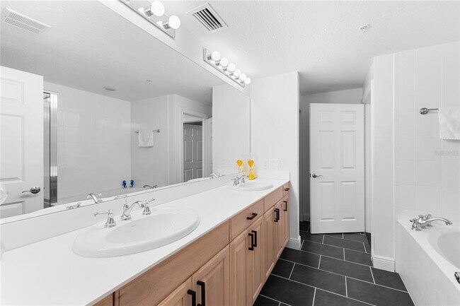 Building Photo - 800 N Tamiami Trl