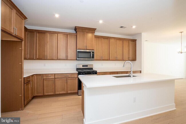 Building Photo - 8104 Donatello Dr